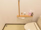 バリアフリーのトイレ設備が整った空間