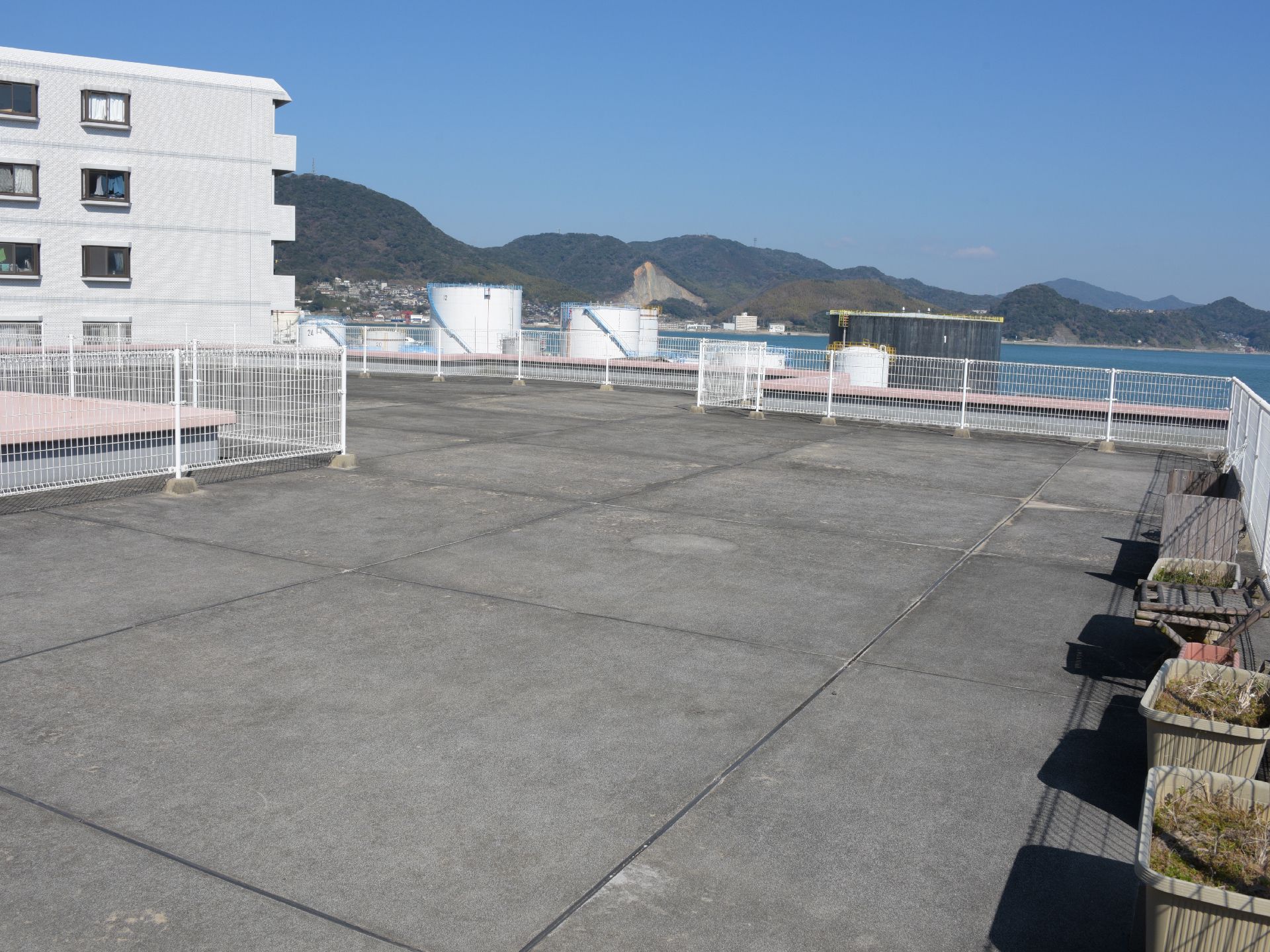 屋上から外を眺めると、関門海峡の青い海、緑あふれる山々、スカイブルーの爽やかな空など、素晴らしい景色が広がっている。