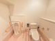 バリアフリー対応の明るいトイレ空間