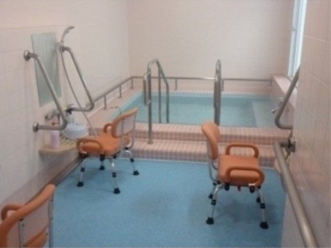 浴室の床は平らで歩行しやすく、浴槽へは2段ほど階段になっているが、手すりが付いているため安全に入浴できる。