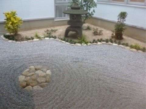 建物の1階には庭園がある。枯山水の石庭が広がっており、入居者様が心落ち着ける心地よい場所となっている。