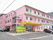 3階建てのピンクと黄色と緑色が使われている建物である。目立つので分かりやすい。駐車場も多く取られている。