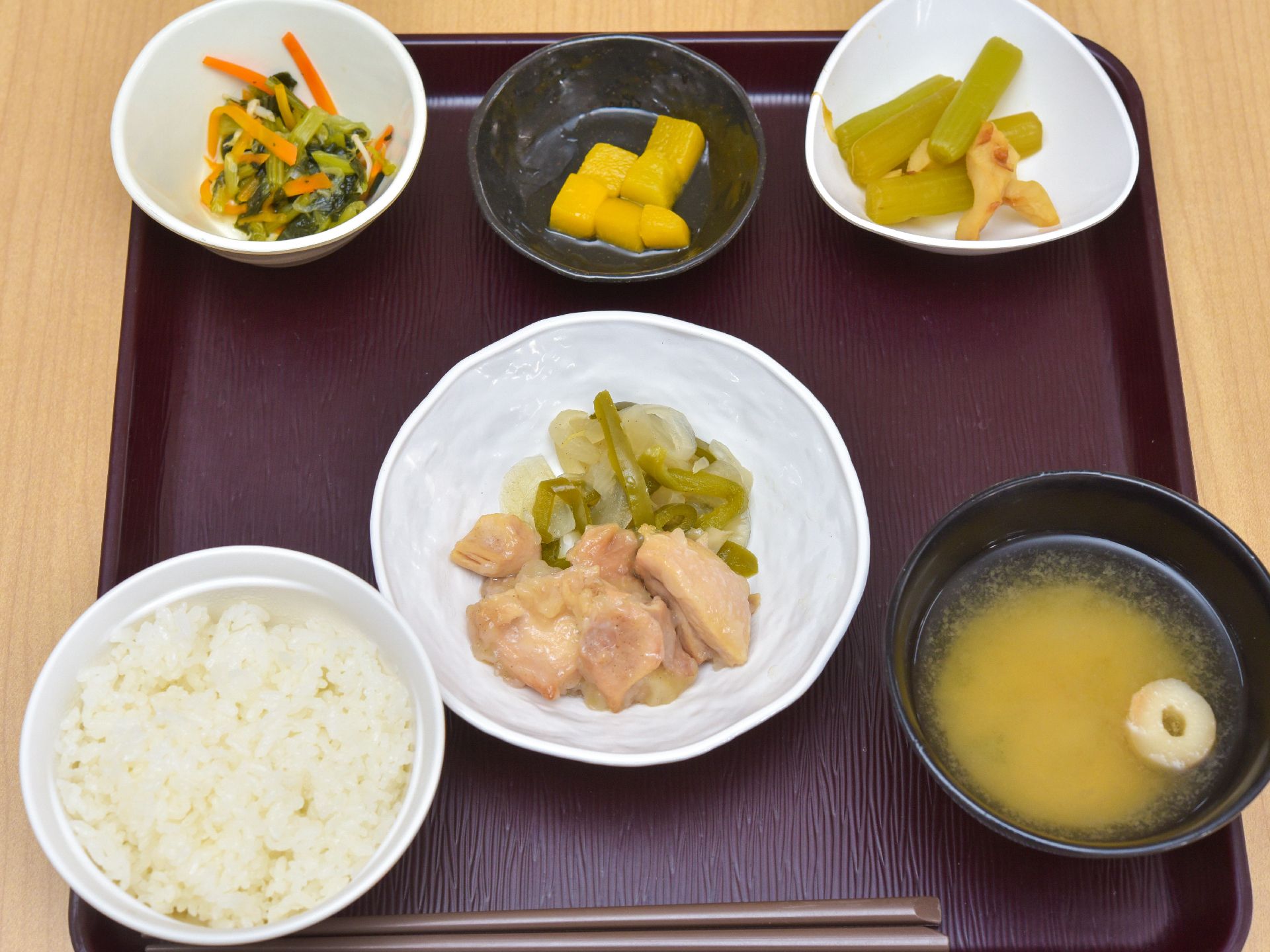 食事は和食を中心とした家庭料理である。栄養バランスのとれたメニューをいろいろな人と一緒に食べることができる。