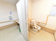 バリアフリーのトイレ設備が整った空間