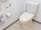 介護施設の明るいトイレの様子