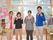男性社員と女性社員がリビングで集合写真を撮っている。
