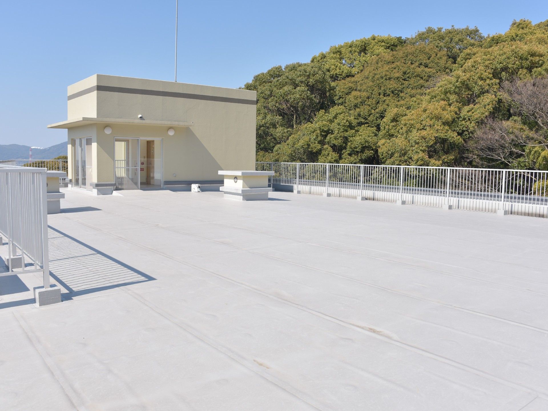 海と山に挟まれた景色を眺望できる施設屋上からの景色。