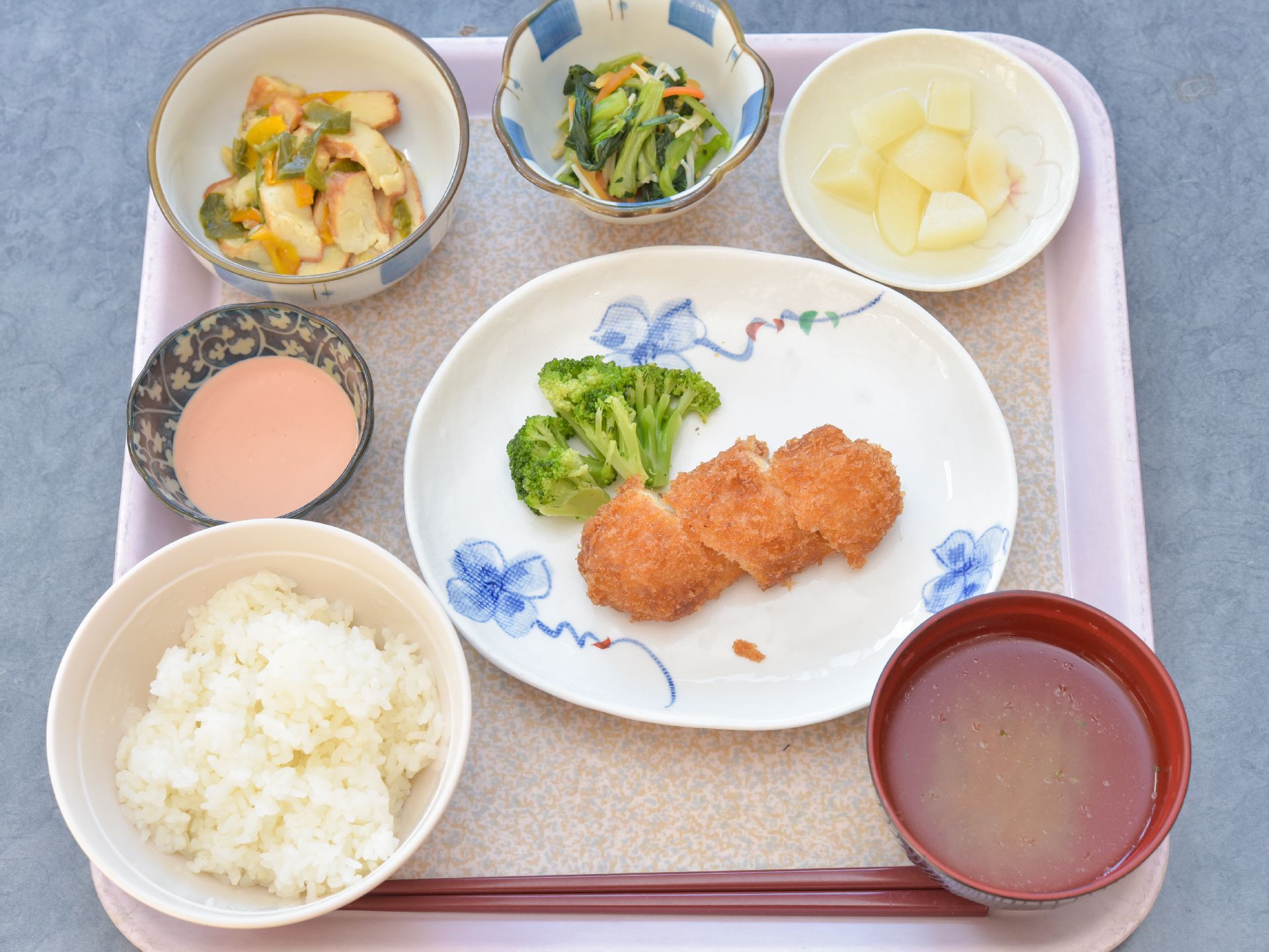 野菜をメインにした食事。サラダのソースがついているおしゃれな定食。