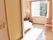 日当たりの良い丁度良い広さの部屋で、薄ピンクの壁になっている。トイレがベッドの直ぐ傍にあるので、便利である。