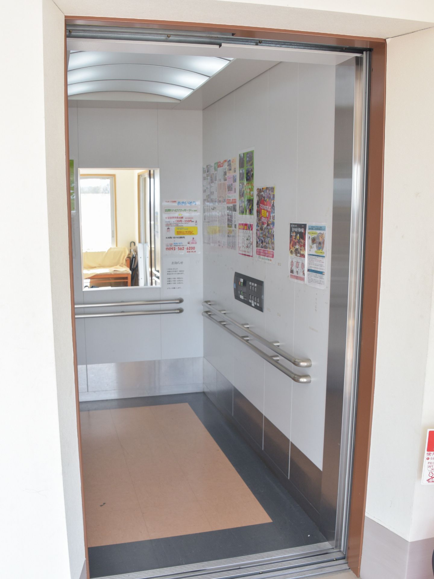 施設内にはエレベーターがあり、上下階を行き来することができる。奥行きが広く、鏡がついているので車椅子の方でも安心。