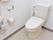 従業員用トイレなので、少し手狭で手すりが付いていない。ナースコールボタンと手洗いスペースは付いている。