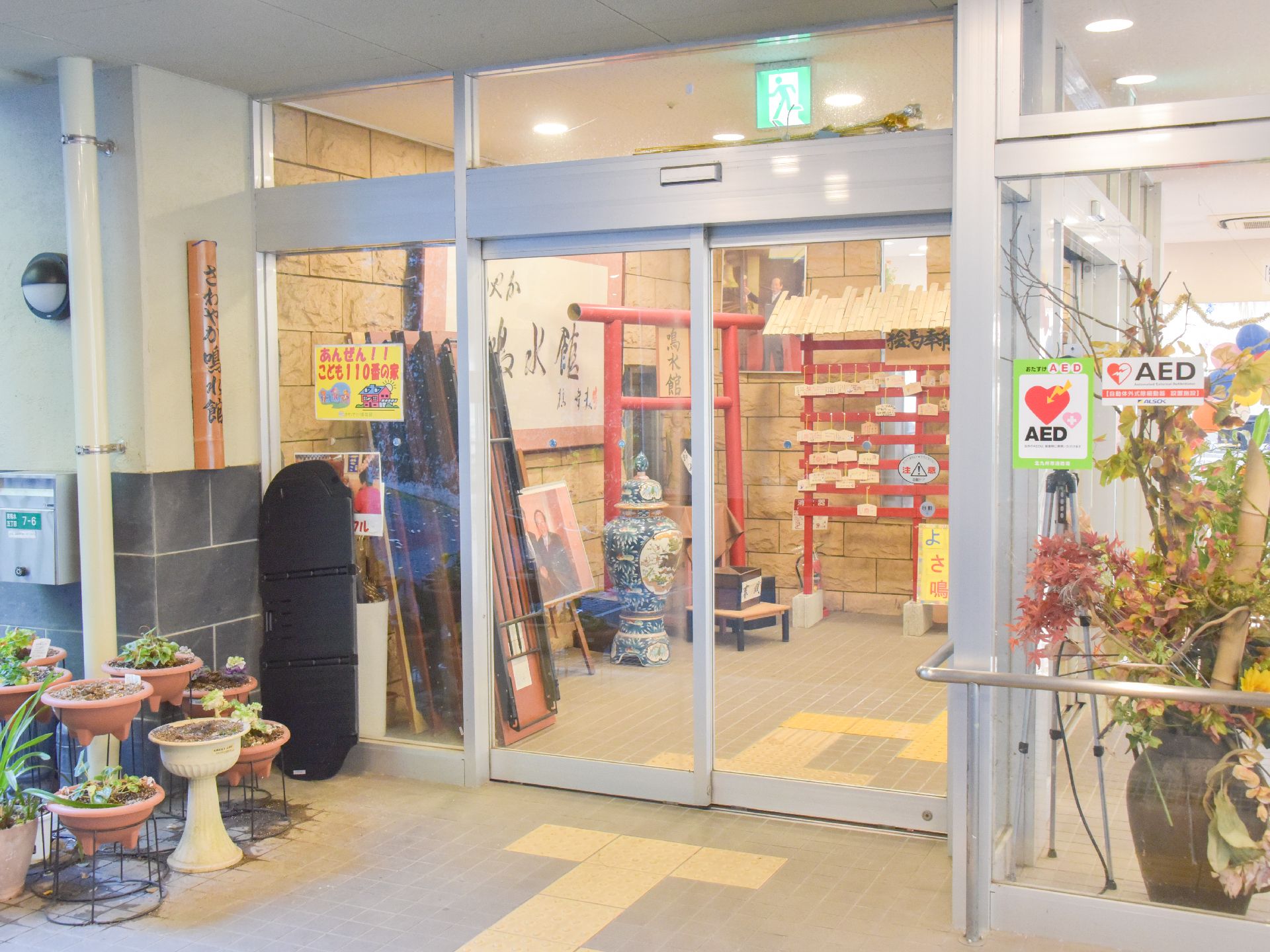 玄関は段差がなくフラットになっていて、点字ブロックが付いている。自動ドアなので車椅子でも出入りしやすい。