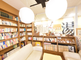 明るく居心地の良い施設の図書コーナー