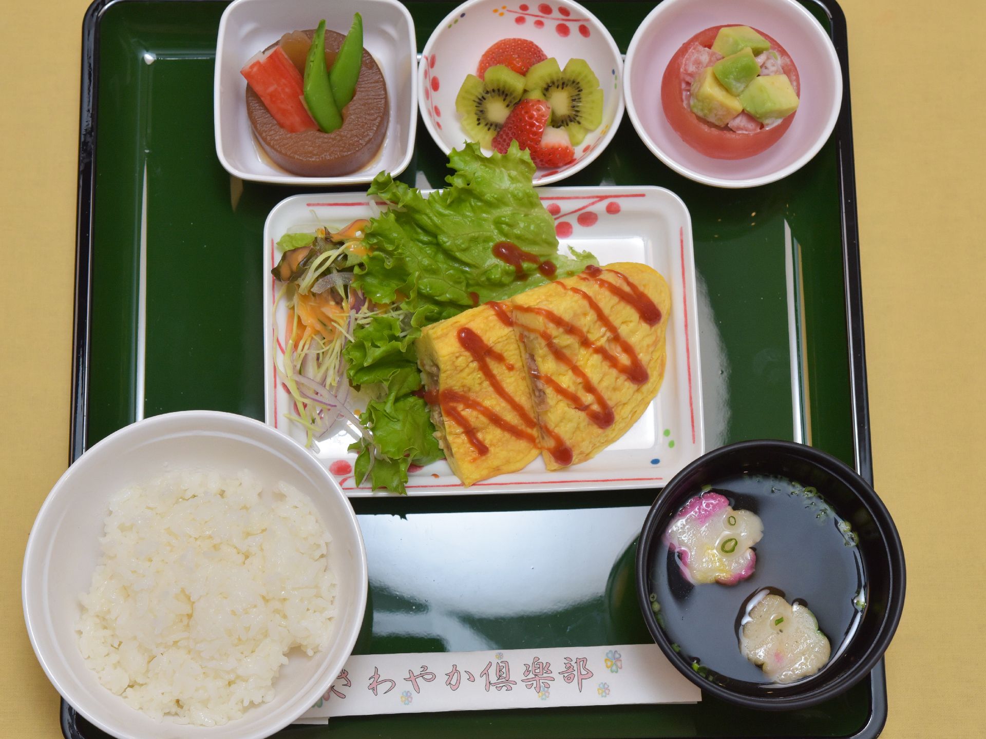 食材の切り方や盛り付けにこだわった、色鮮やかな食事