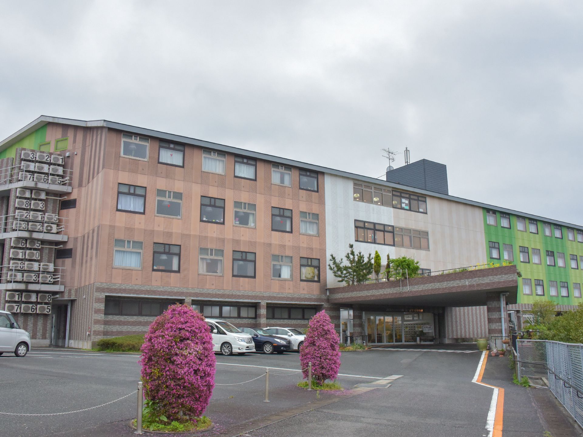 4階建ての色鮮やかな大型建物である。駐車場も車が多く収容できる。入口屋根部分が大きいので、雨の日は濡れずに入口まで行ける。
