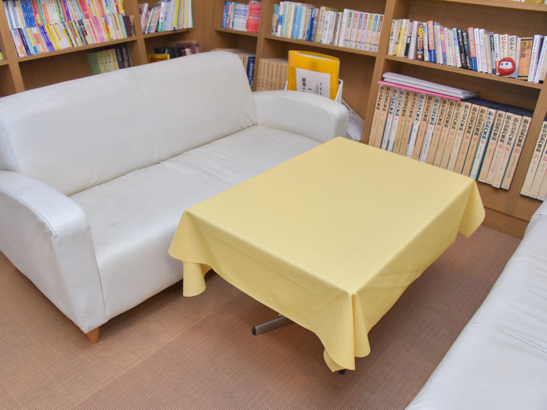 色々な種類の本が揃っており、入居者が好きな本を選べる。いつでも読めるようにソファと机が置かれている。