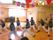 入居者様の前で、７人のダンサーがダンスを踊っている。天井には祝10周年と書かれた飾りが施されている。