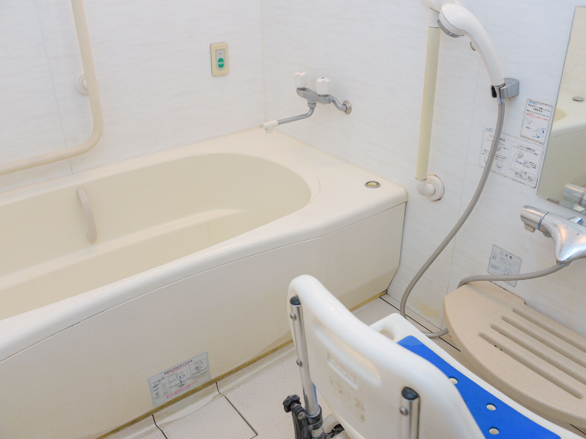 一般家庭にあるタイプの浴室である。ところどころに手すりが設置され、安全に入浴できる。背もたれのあるシャワーチェアーもある。