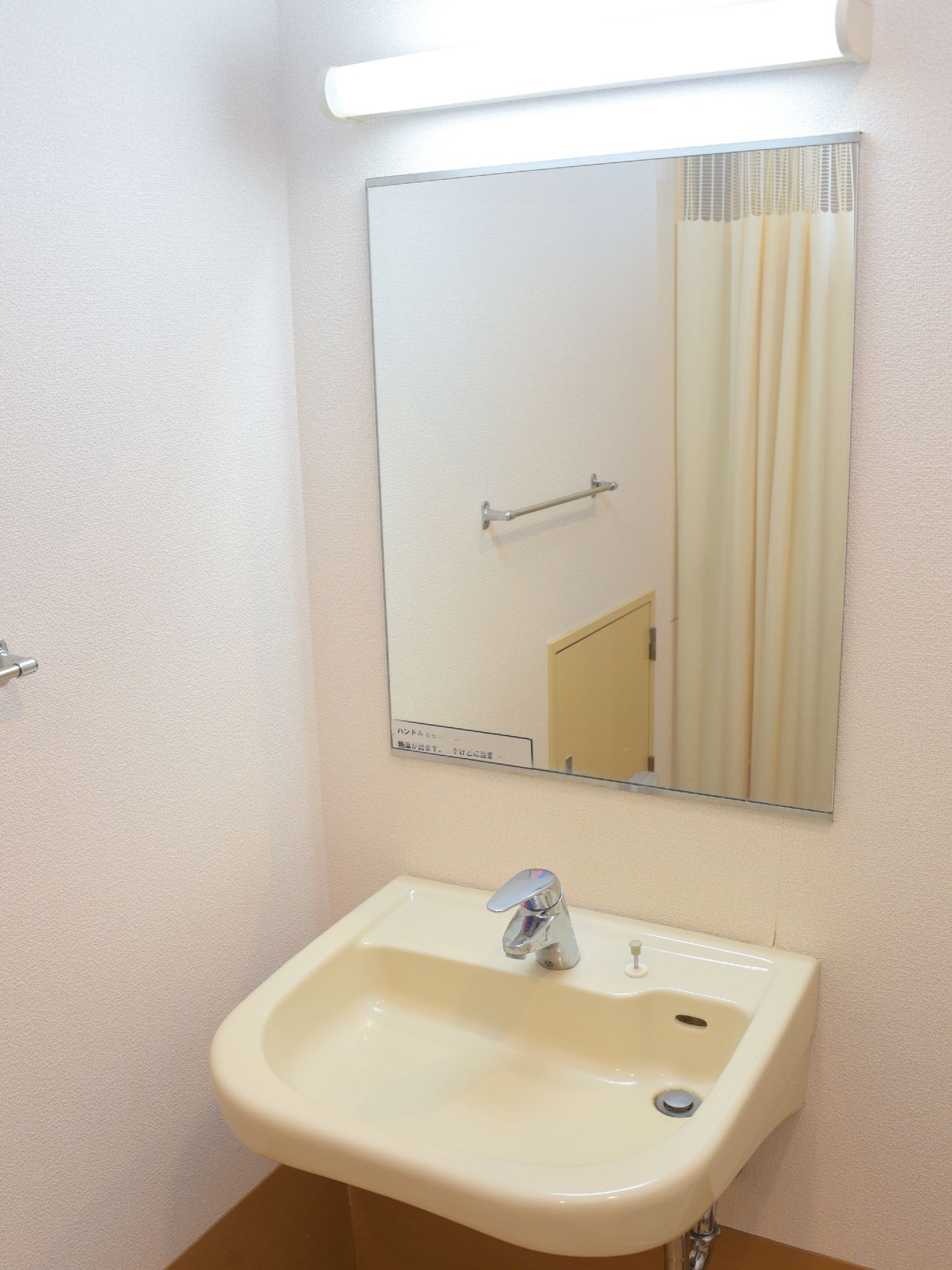 トイレの直ぐ傍に、手洗い洗面台スペースがある。車椅子でも使いやすい仕様の下が空いているタイプである。