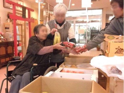 「さわやか花美館」外出。買い物にはスタッフが同伴。