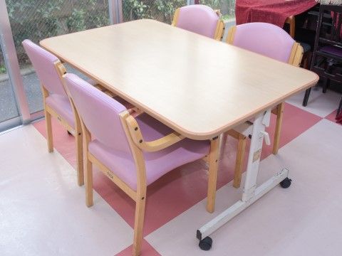 「さわやか花美館」談話スペース。テーブルとチェア配置で快適。