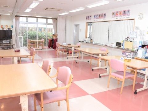 「さわやか花美館」リビング。生活の中心として利用いただけるお部屋です。