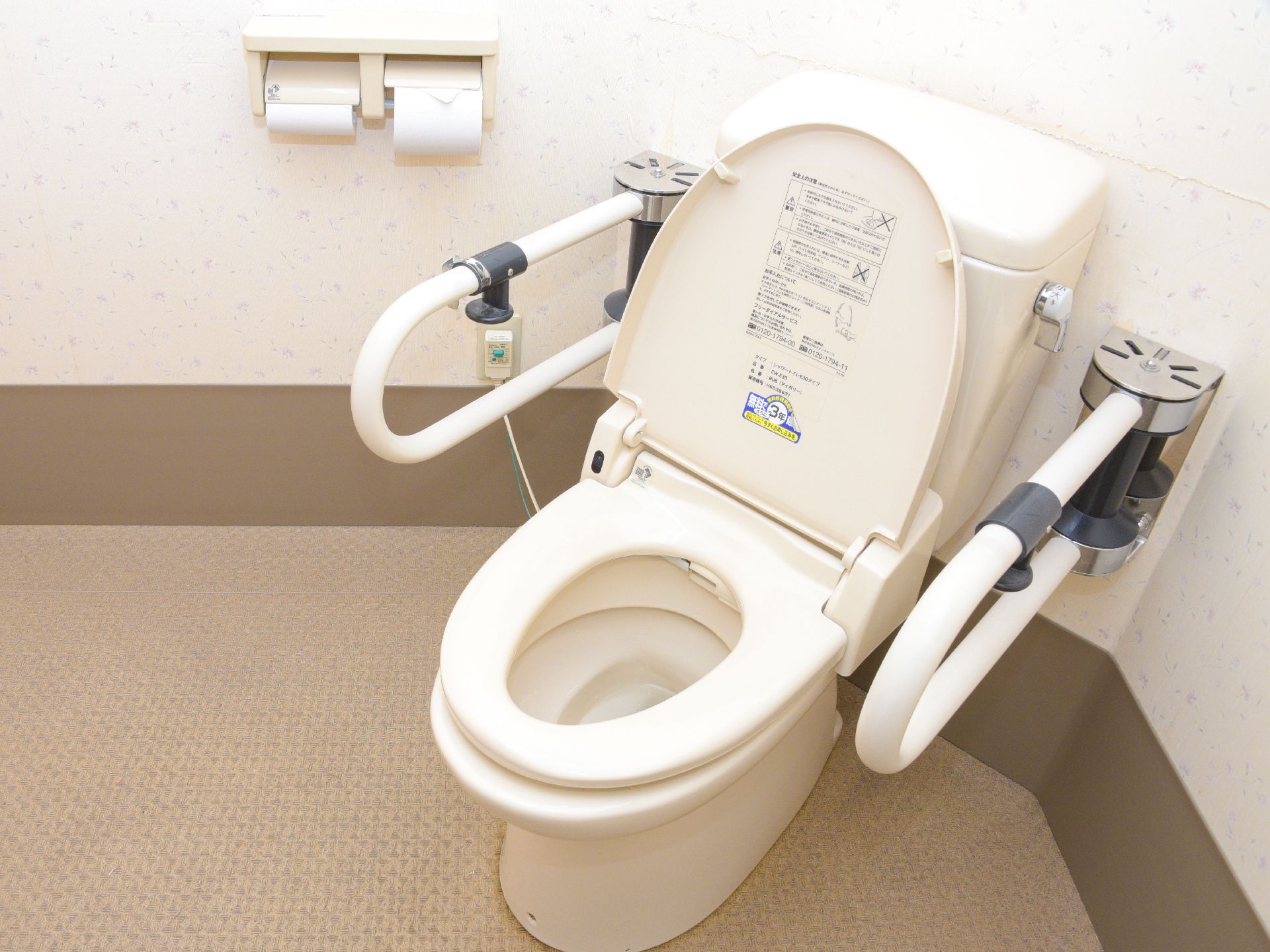 どのような人でも、自分のペースで使用できるトイレである。また、つかまり立ちをすることができる手すりが設置されている。