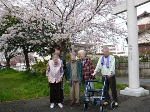 「さわやか花美弐番館」日常。お花見に出かけた際の入居者様方です。