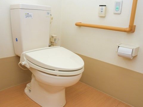 「さわやか花美弐番館」トイレ。手すりが備わっていますので、動作に不安を残す入居者様でも安全です。
