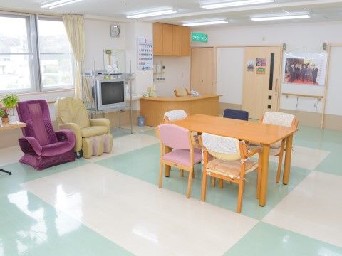 「さわやか花美弐番館」リビング。施設生活の中心となるお部屋です。