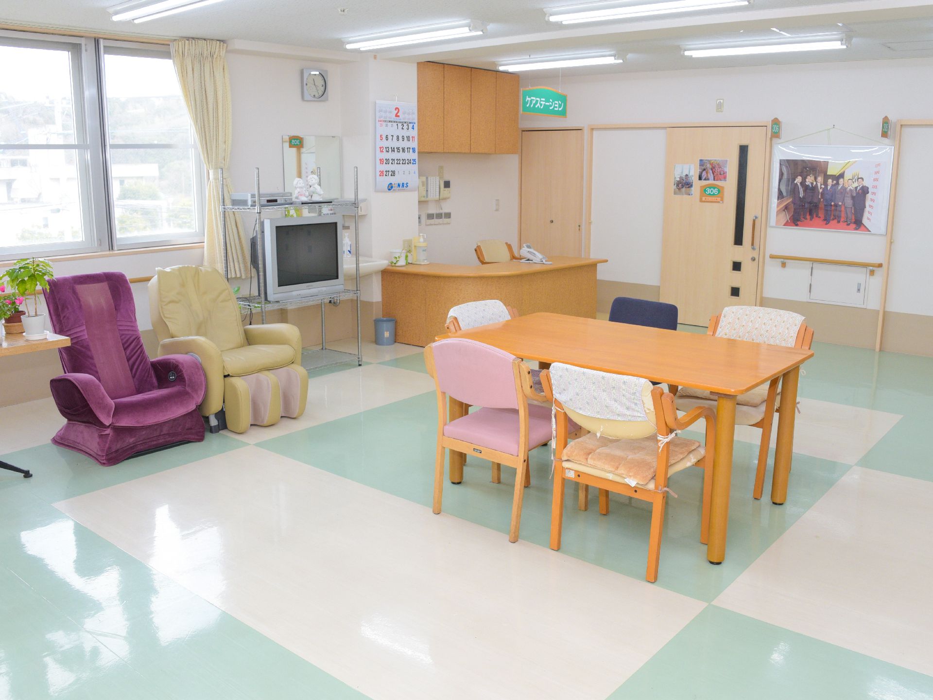 窓がある明るい広々とした部屋には、マッサージチェアが置かれてあったり、車椅子でも移動できるスペースが設けてある。