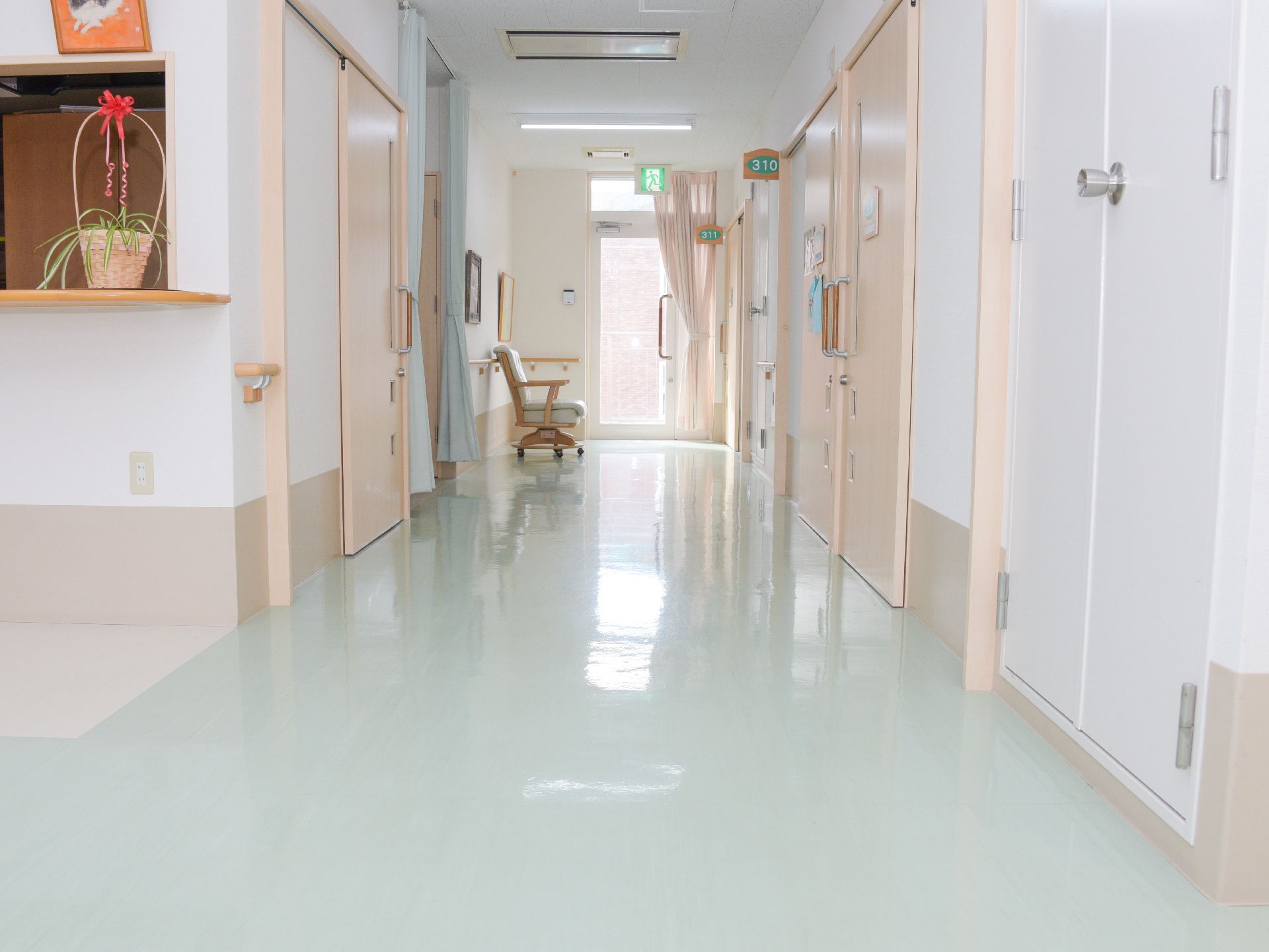 廊下は歩きやすいように幅の広いつくりになっている。壁には手すりが設置されていて、ゆっくり自分のペースで歩くことができる。