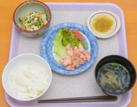 「さわやか花美弐番館」食事。安全を第一に据え、バランスのとれた献立を提供致します。