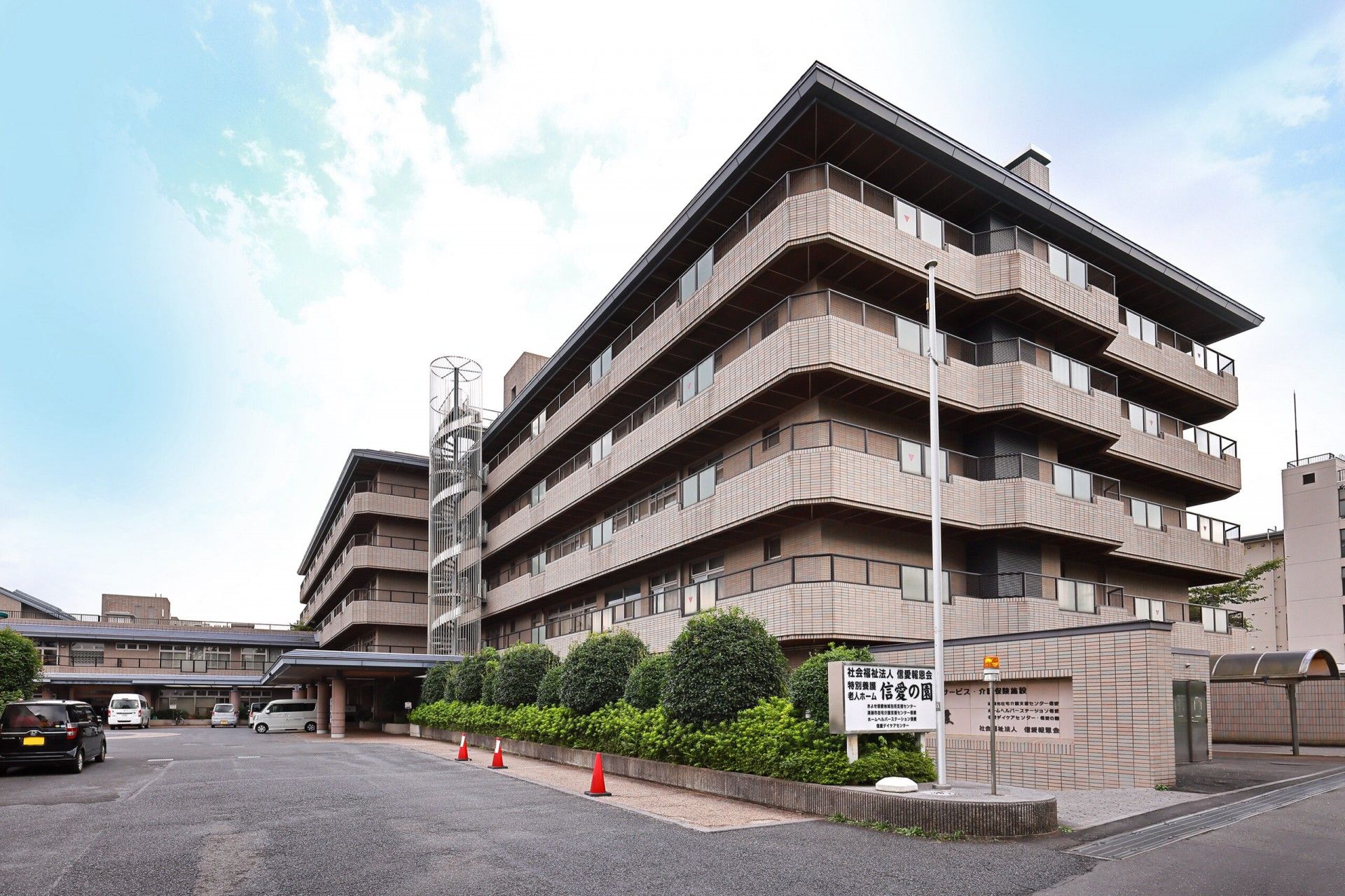 多階層の建物正面