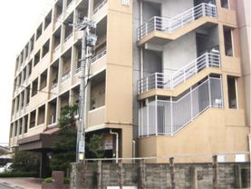 クリーム色の外観の、５階建ての建物である。安心感のある鉄筋コンクリートで、玄関の前には雨よけが付いている。