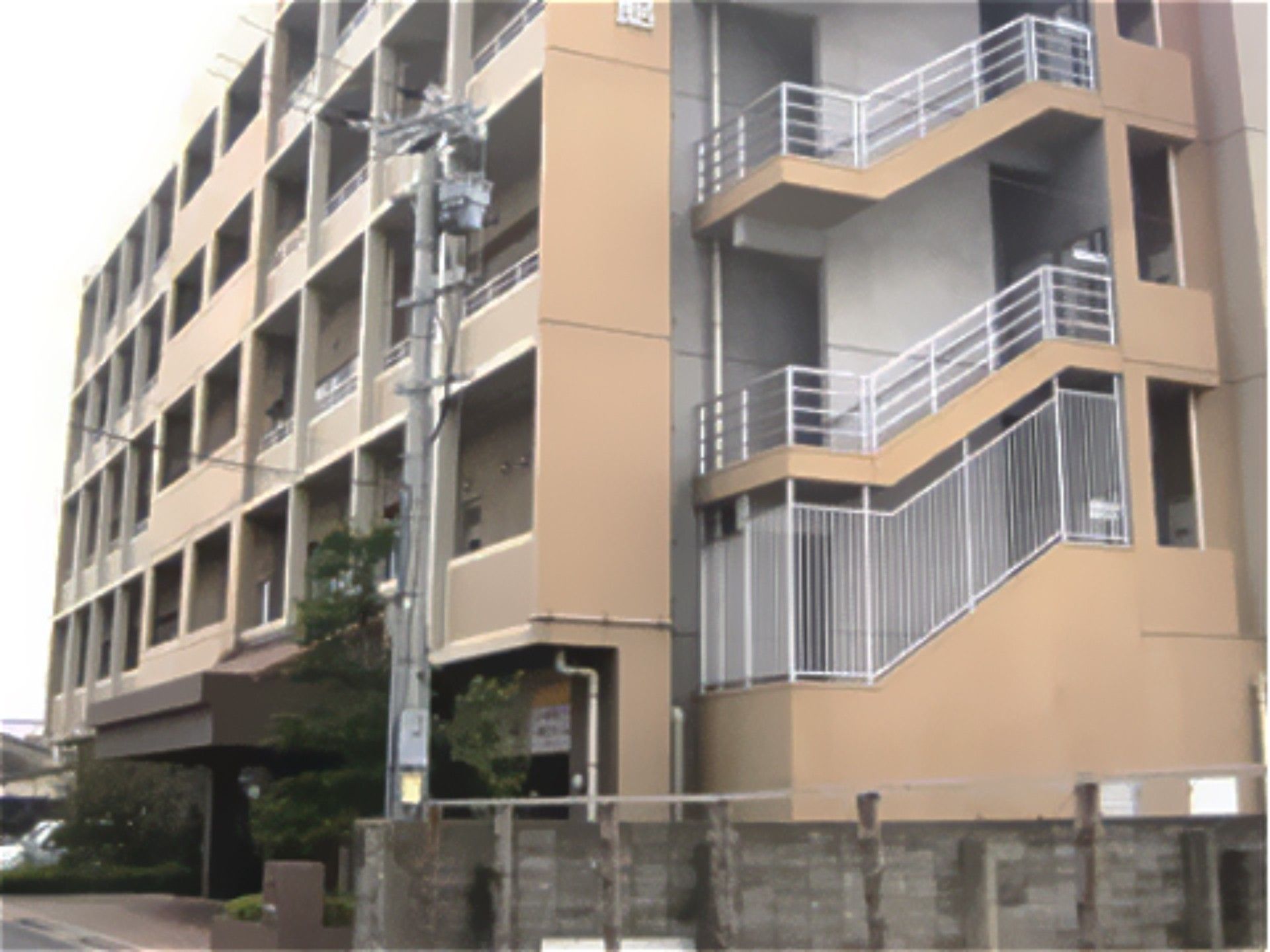 クリーム色の外観の、５階建ての建物である。安心感のある鉄筋コンクリートで、玄関の前には雨よけが付いている。