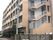 クリーム色の外観の、５階建ての建物である。安心感のある鉄筋コンクリートで、玄関の前には雨よけが付いている。