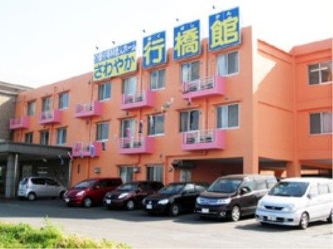 遠方から見ても目立つ、オレンジ色の外観が印象的な施設である。建物の前に駐車場があり、複数台停められる。