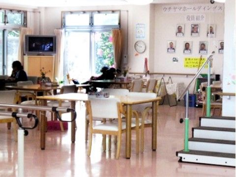 大きな窓が備え付けられた共有スペースである。風通り、日当たりのよい空間でテレビを見るなど自由に過ごせる。
