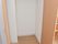 部屋に作り付けのクローゼットがある。ハンガーラックがあるので洋服をかけておいたり、収納しておくのに便利である。