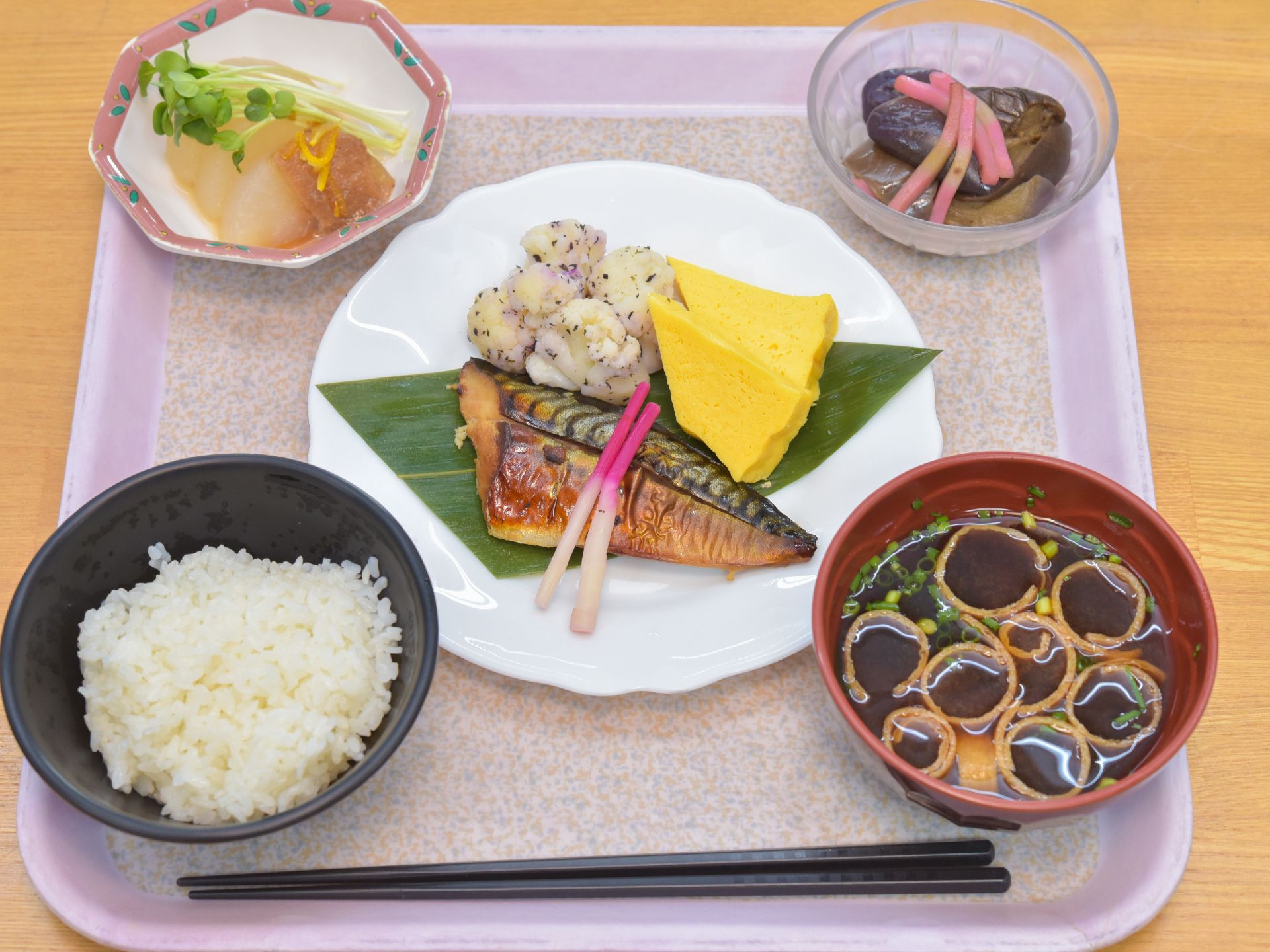 家庭料理的な、焼き魚定食で和食メニューになっている。栄養だけではなく、彩り、見た目などにも気を配っている。