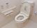 清潔感のあるトイレで、壁や便器の横には手すりが設置されている。壁には緊急用のコールボタンがあるので安心である。