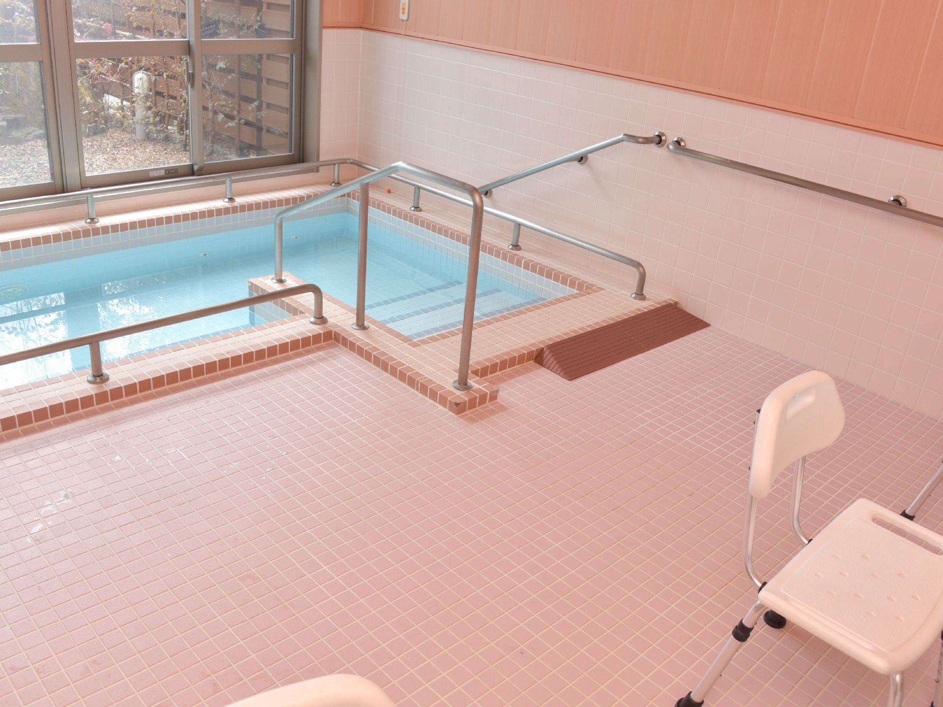 温泉の様な広めの浴室になっており、手すりが付いているので、安全面に気を使っている。シャワーチェアーがある。