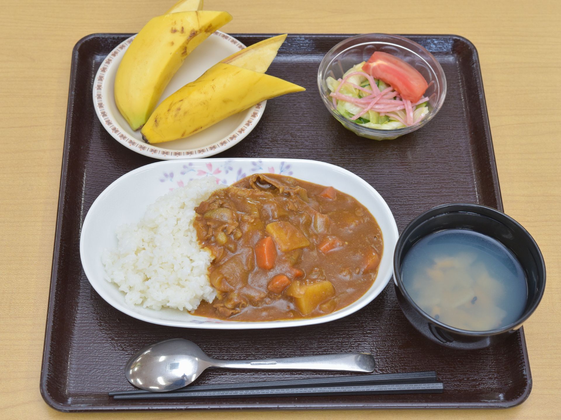 カレー定食になっている。体の事を考え、管理栄養士がカロリーをきちんと計算して、健康的な食事になっている。