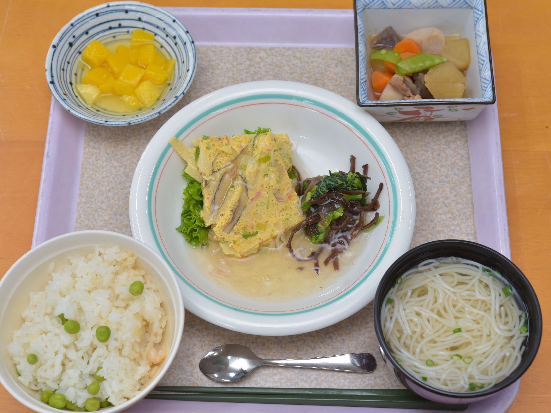 普段家庭で食べているのと同じような内容の献立になっている。甘いものをメニューに加えるなど工夫している。
