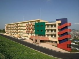 ５階建ての大きな建物である。外壁の色合いがカラフルで、スタイリッシュである。周囲に遮るものがなく日当りが良い。