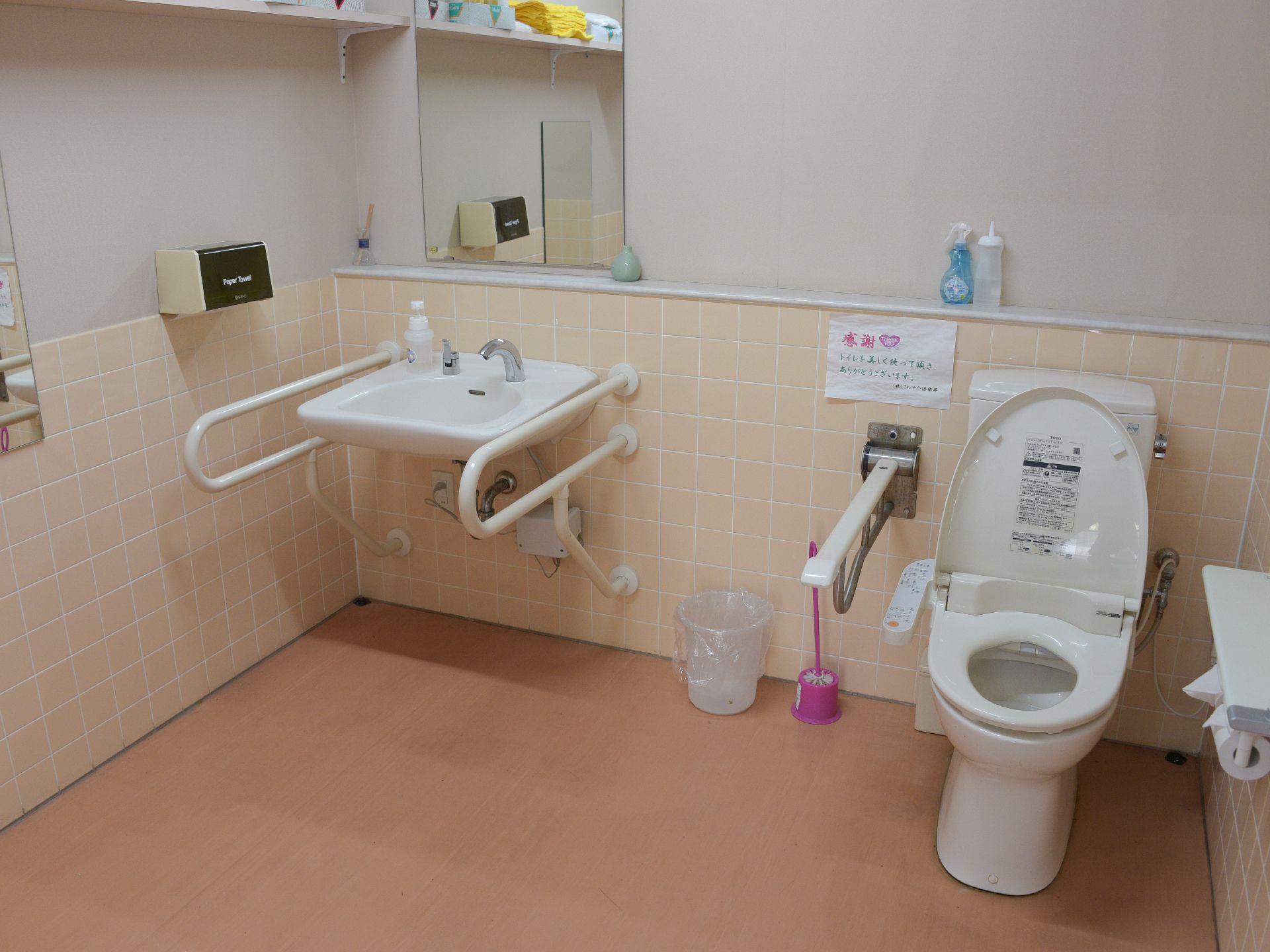 洗面台と同じ高さに手すりがあり、鏡を見る、手を洗う時に支えとなる。トイレの座面上にも手をかけるバーがある。