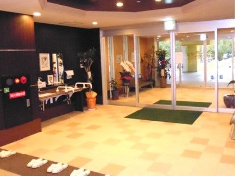 「住宅型有料老人ホームさわやか立花弐番館」エントランス。自動ドア採用で出入りが容易です。