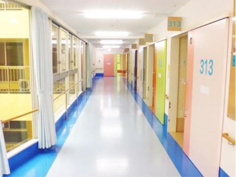 「住宅型有料老人ホームさわやか立花弐番館」廊下。様々な色相がひしめき合っています。