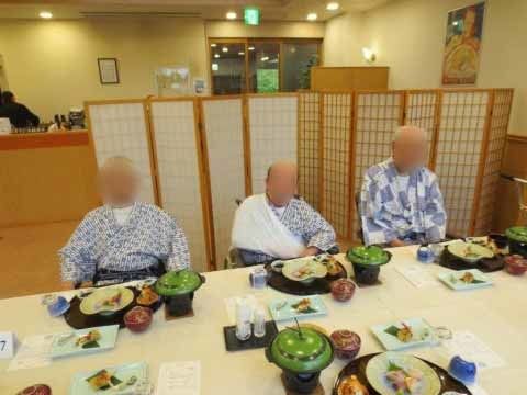 和風懐石料理を目の前に、席についている浴衣を着た三名の男性